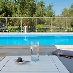 Constadina Large Private Pool Ac Wifi