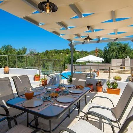 Constadina Large Private Pool Ac Wifi Mastoratika