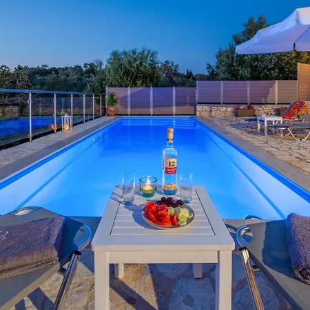 Constadina Large Private Pool Ac Wifi *
