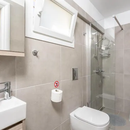 Constadina Large Private Pool Ac Wifi