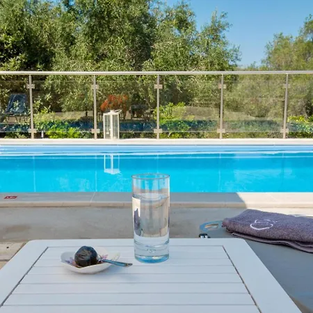 Constadina Large Private Pool Ac Wifi
