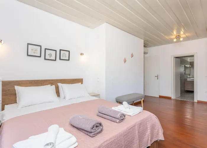 Constadina Large Private Pool Ac Wifi